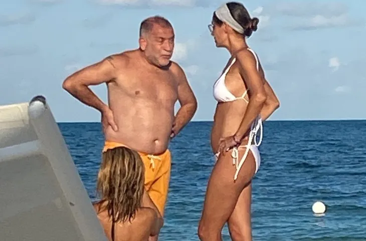 Luis Juez en una paradisíaca playa