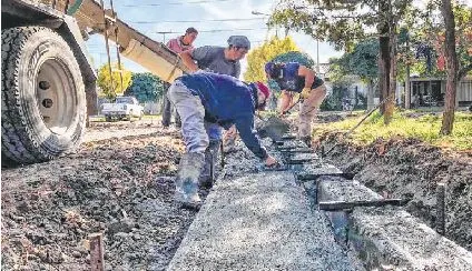 MEJORAS EN BARRIO ESCRIBANO AVANZA LA CONSTRUCCIÓN DE CORDÓN CUNETA DE LA CALLE RÍO NEGRO