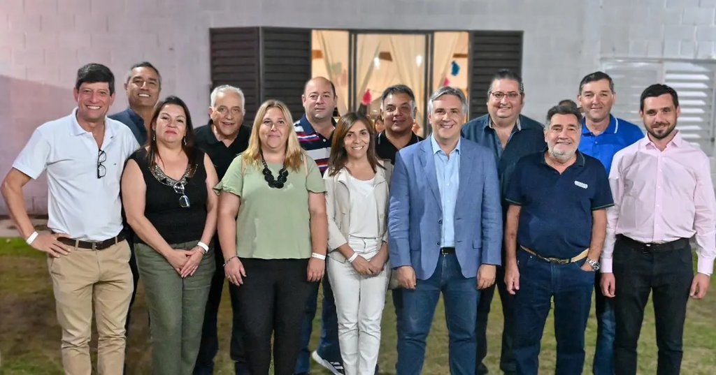 Con ausencias, Llaryora recibió el apoyo de intendentes del departamento Colón 63ba0a1004cb1.jpeg