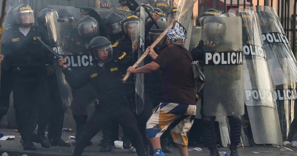 Con incendios en el sur y manifestaciones en Lima, recrudecen las protestas en Perú 63cb2db1d8712.jpeg