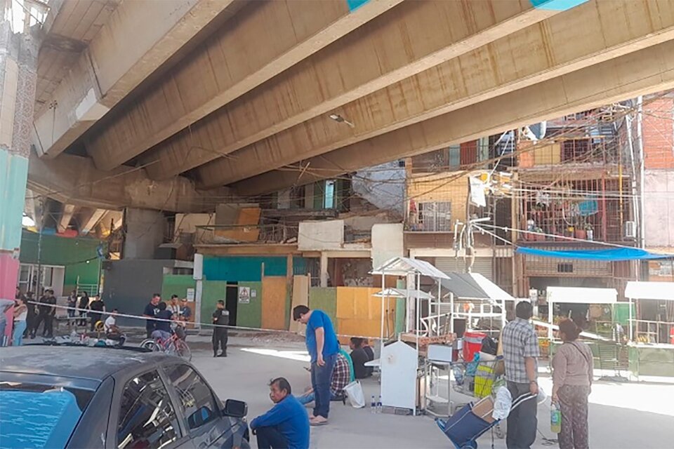 Familias damnificadas por el derrumbe en el Barrio Mujica