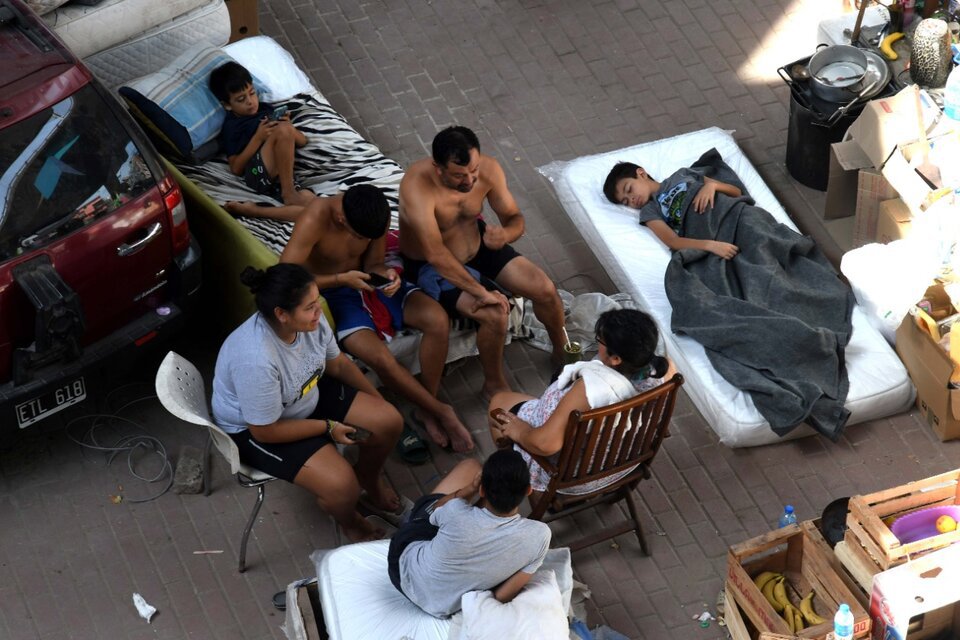 Familias del Barrio Mugica afectadas por el derrumbe