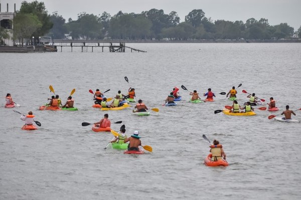 60 INTEGRANTES  DEL GRUPO ENVIÓN CRUZARON LA LAGUNA COMO CIERRE DE LA ACTIVIDAD DE VERANO