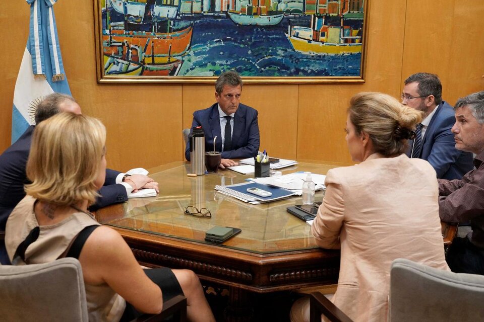 El ministro de Economía confirmó que nombrará veedores en la empresa