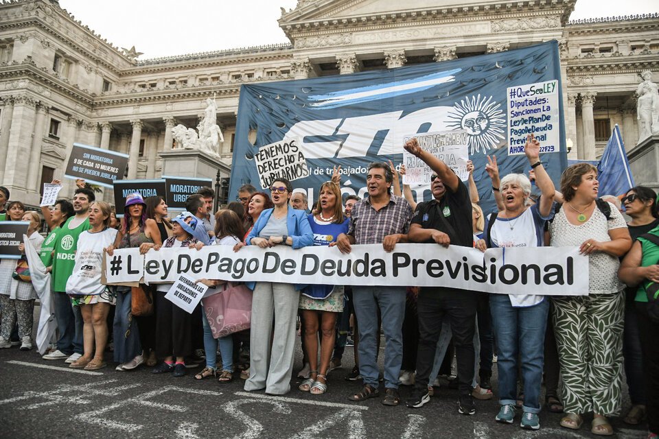Marcha frente al Congreso para reclamar que la oposición de quórum