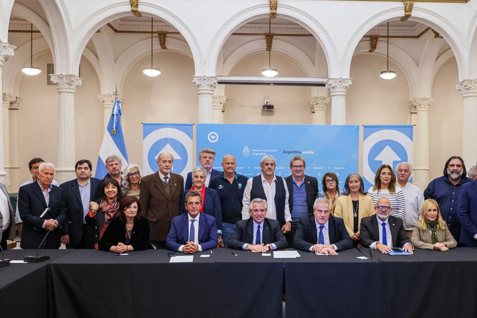 Aumento salarial del 33,5 por ciento a los docentes nacionales