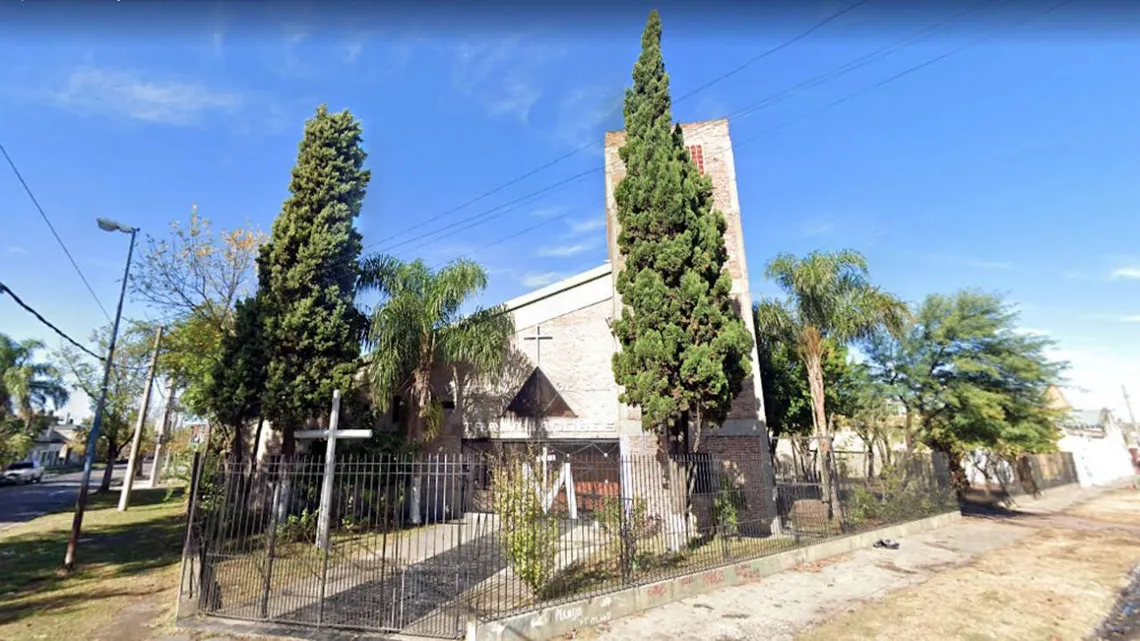 Comulgó y quiso apuñalar a su ex