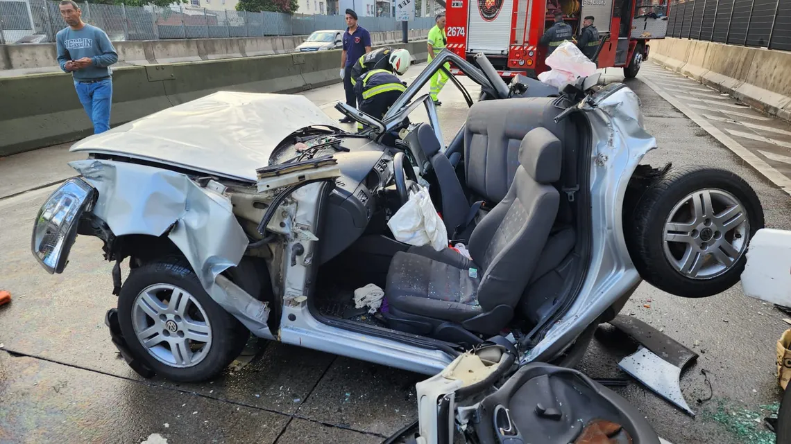 Lo chocaron dos camiones y fue rescatado con vida