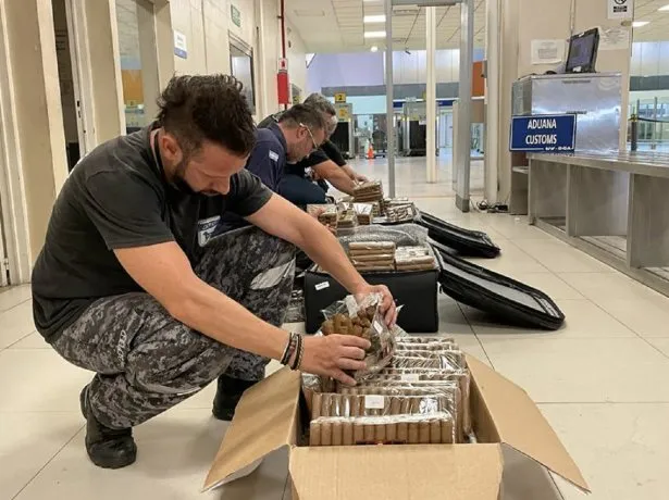 4.650 habanos en su equipaje