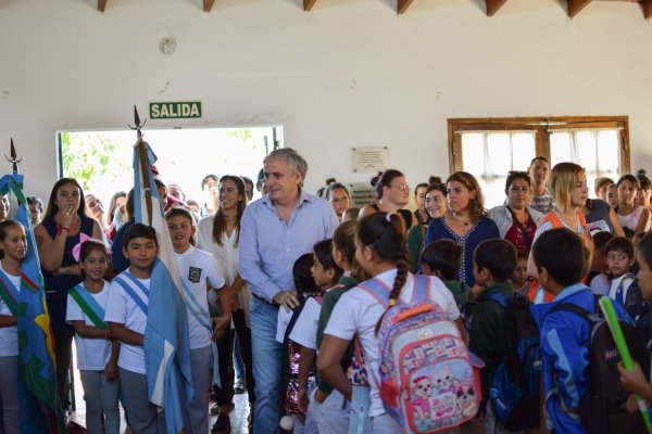 EL INTENDENTE MUNICIPAL ACOMPAÑÓ A LA COMUNIDAD EDUCATIVA EN EL INICIO DEL CICLO LECTIVO