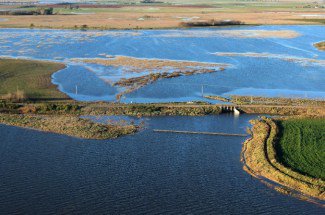 FUERON COLOCADAS NUEVAS ESTOPLAS EN LAS COMPUERTAS DEL ARROYO VITEL