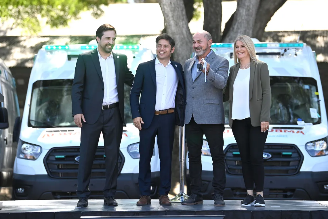 Entrega 199 nuevas ambulancias