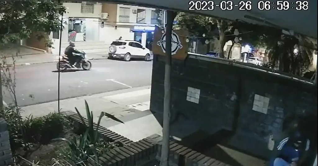 Inseguridad en Nueva Córdoba: violento doble asalto de motochoros quedó captado en video 6420df160520e.jpeg
