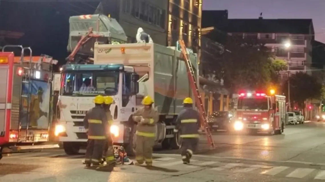 Un hombre murió compactado en un camión de basura