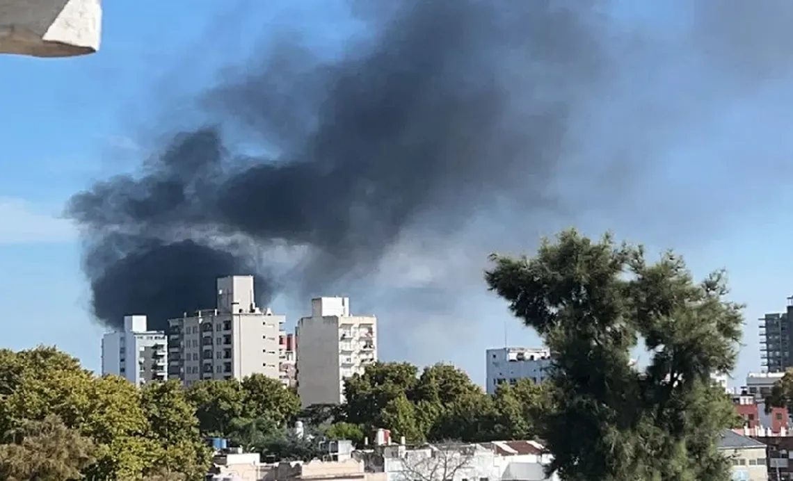 Brutal incendio en una fábrica de Caseros
