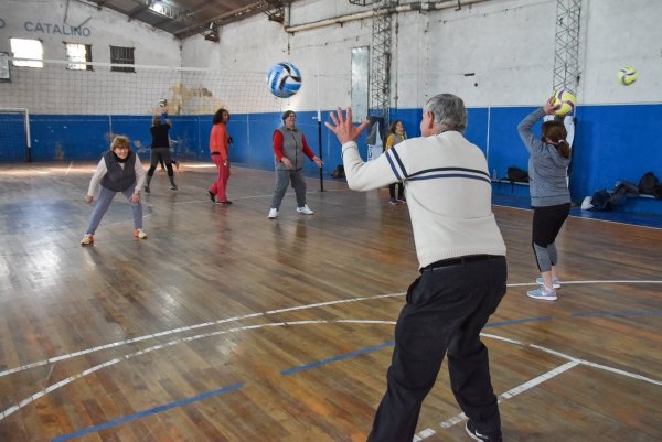 CLASES GRATUITAS DE ZUMBA Y NEWCOM EN EL CLUB DE PELOTA