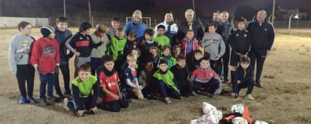 JAVIER GASTÓN ENTREGÓ NUEVOS REFLECTORES LED A LA ESCUELITA DE FÚTBOL “LOS PICAPIEDRAS”