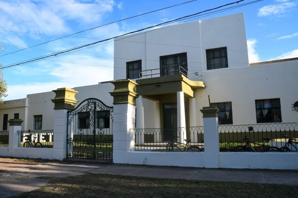 JAVIER GASTÓN VISITÓ LAS ESCUELAS PRIMARIAS 2 Y