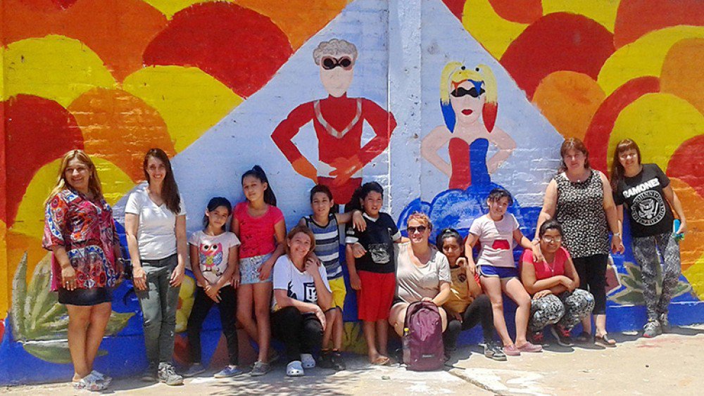 NIÑOS, NIÑAS Y ADOLESCENTES PINTARON UN MURAL EN LA PLAZA DEL BARRIO ALGARROBO