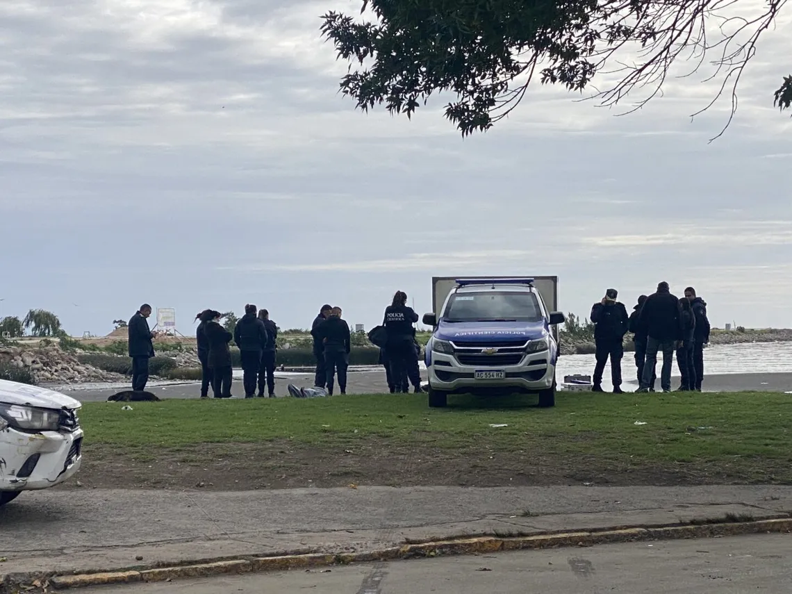 Quilmes, encontraron cadáver de hombre maniatado en la Costanera
