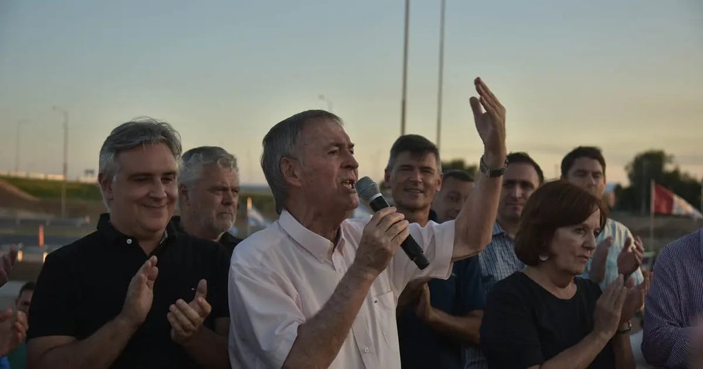 Campaña: cruces, ironías y el síndrome de “brazos caídos” de la Policía 6439ebeee066d.jpeg