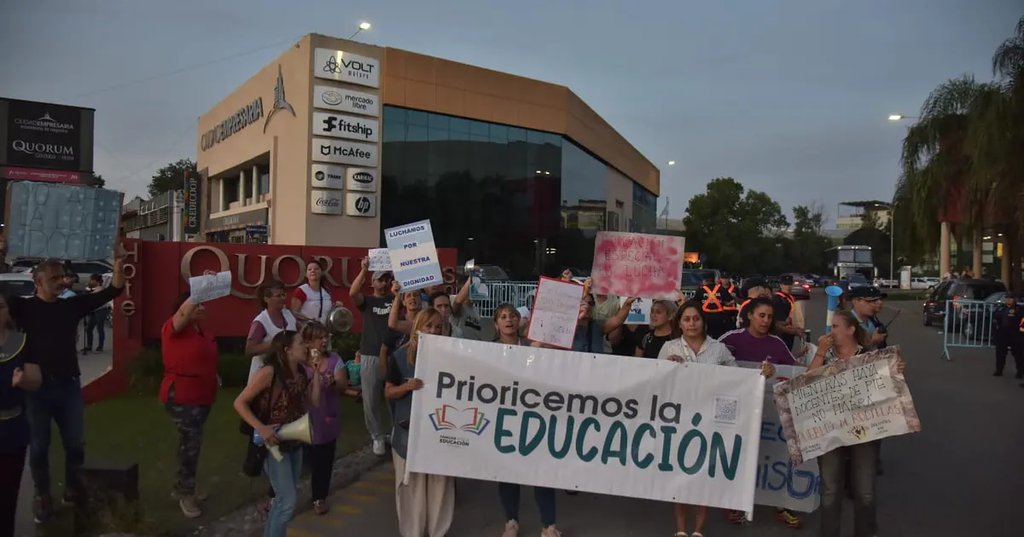 Importantes demoras en la avenida La Voz Interior por una protesta de docentes 6435f7096db7a.jpeg