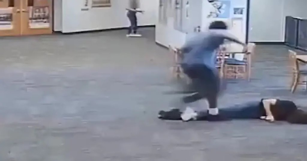 Video: un estudiante agredió a golpes a una maestra por quitarle un videojuego 642b6b0b81fc9.jpeg