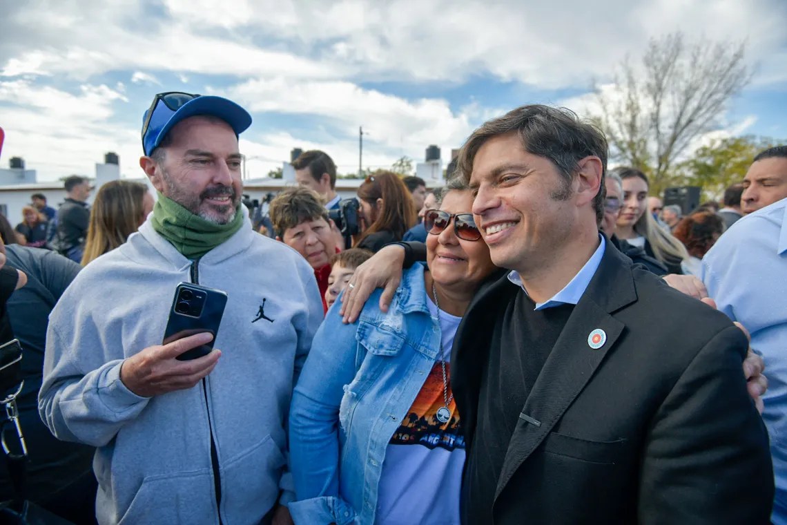 Axel Kicillof entregó viviendas a familias de Bragado