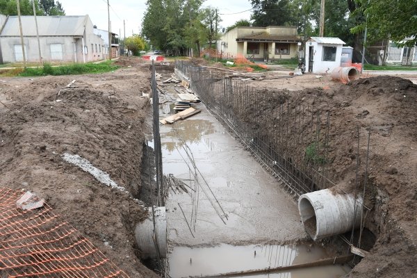 CONTINÚAN LAS OBRAS PARA EVITAR ANEGAMIENTOS EN EL BARRIO ALGARROBO