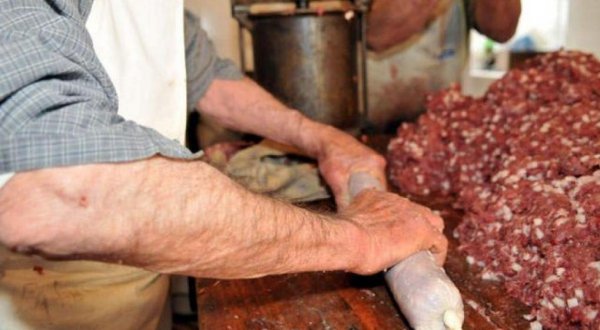 EN LA DIRECCIÓN DE BROMATOLOGÍA SE ANALIZAN CORTES DE CARNE PORCINA A FIN DE PREVENIR LA TRIQUINOSIS