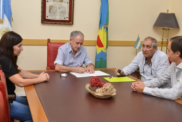 JAVIER GASTÓN FIRMÓ UN CONVENIO DE COLABORACIÓN MUTUA CON AUTORIDADES DE LA CLÍNICA DE CHASCOMÚS
