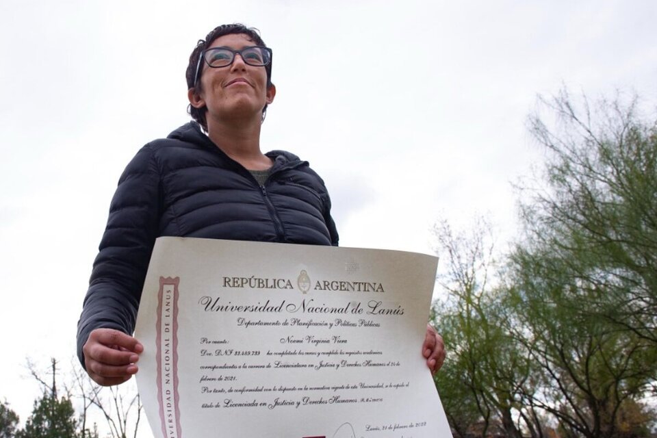 Nomí Viera muestra el título obtenido en la UNLa.