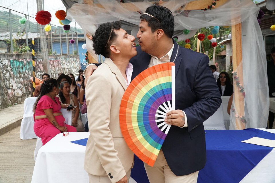 Una comunidad indígena de México celebra su primer matrimonio igualitario