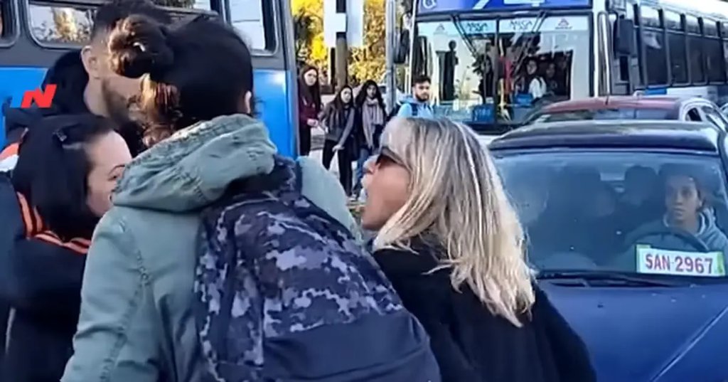 Video: una protesta no la dejaba pasar, se bajó del auto y discutió cara a cara con los manifestantes 645d84130b7ed.jpeg