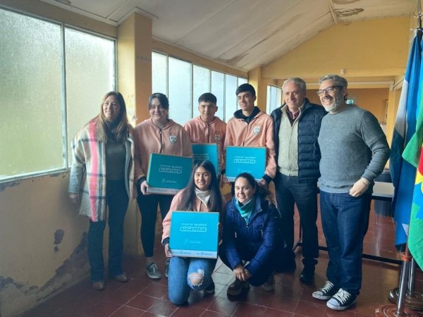 ESTUDIANTES DE MANANTIALES RECIBIERON COMPUTADORAS DEL PLAN CONECTAR IGUALDAD BONAERENSE