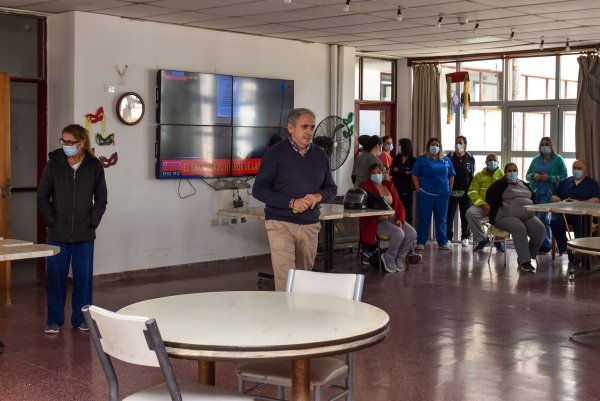 JAVIER GASTÓN VISITÓ EL HOGAR DE ANCIANOS MUNICIPAL