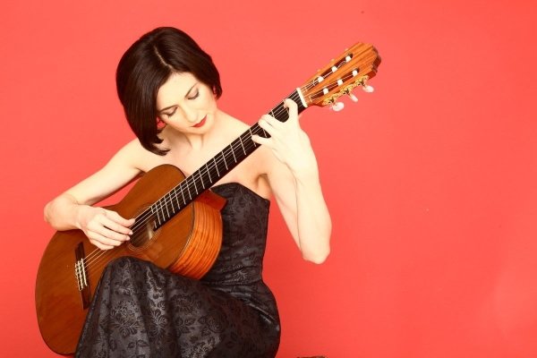 LA GUITARRISTA CHASCOMUNENSE MIRTA ALVAREZ SE PRESENTA EN EL TEATRO MUNICIPAL BRAZZOLA