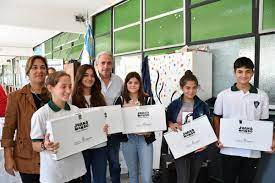 MÁS ALUMNOS DE ESCUELAS SECUNDARIAS RECIBIERON EQUIPOS INFORMÁTICOS