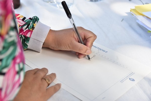 MÁS VECINOS RECIBIRÁN LAS ESCRITURAS DE SUS VIVIENDAS