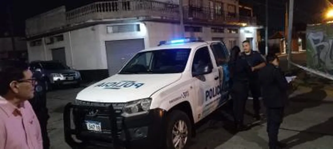 Una policía que era asaltada mató al ladrón