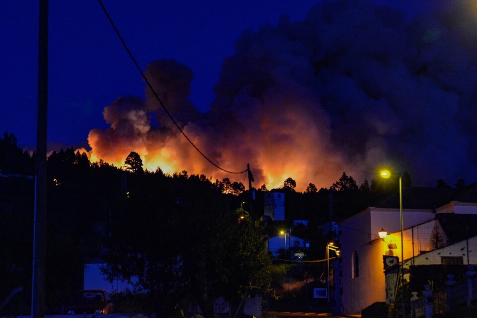 Cinco mil hectáreas bajo fuego en la isla española La Palma