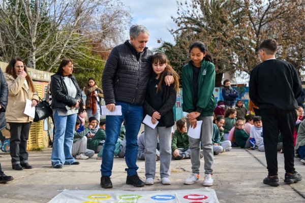 JAVIER GASTÓN PARTICIPÓ DE LA CELEBRACIÓN POR EL DÍA DE LA INDEPENDENCIA EN LA ESCUELA MUNICIPAL Nº