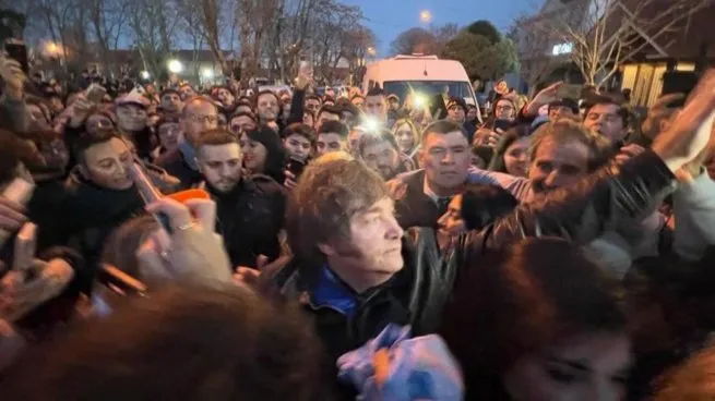 Javier Milei también quiere privatizar YPF y Aerolíneas Argentinas