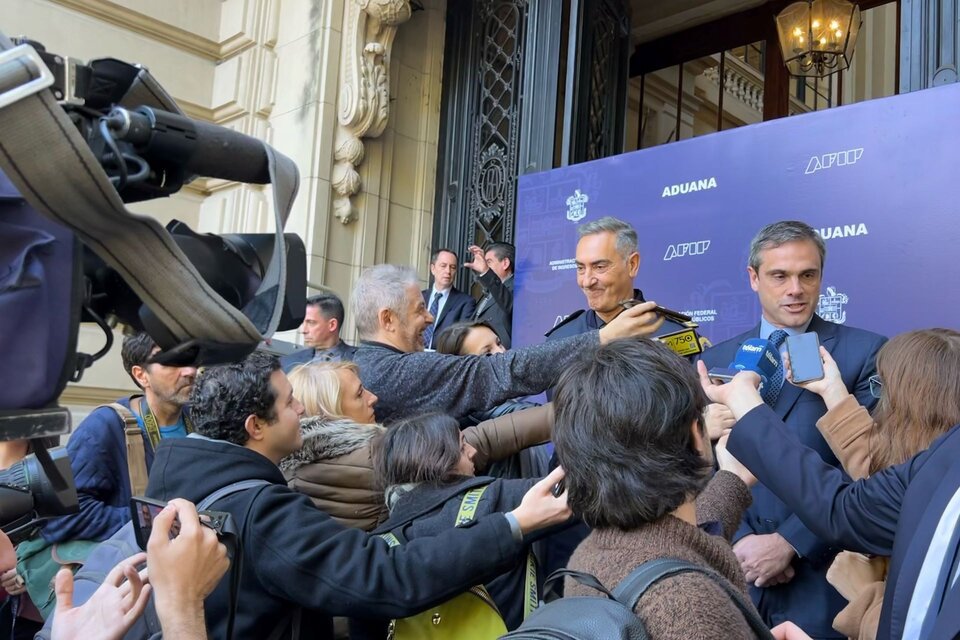 La Aduana allanó 23 entidades financieras