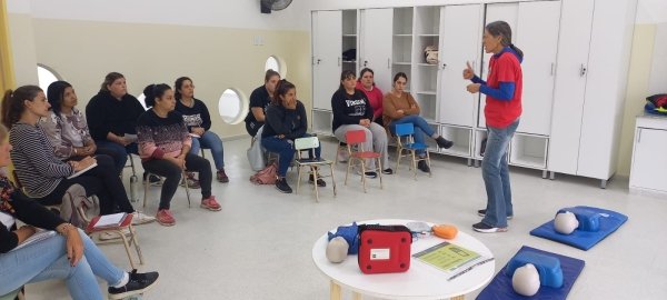 SE BRINDÓ UNA CAPACITACIÓN DE RCP, PRIMEROS AUXILIOS Y MANIOBRA DE HEIMLICH EN EL BARRIO 30 DE MAYO