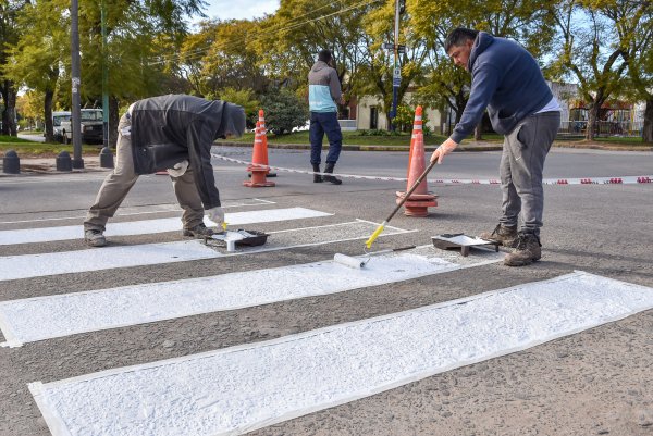TRÁNSITO REDUCIDO EN LIBRES DEL SUR POR EL REPINTADO DE SENDAS PEATONALES