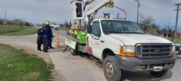 CONTINÚA EL REACONDICIONAMIENTO DEL SEMÁFORO EN LA AV. JUAN MANUEL DE ROSAS