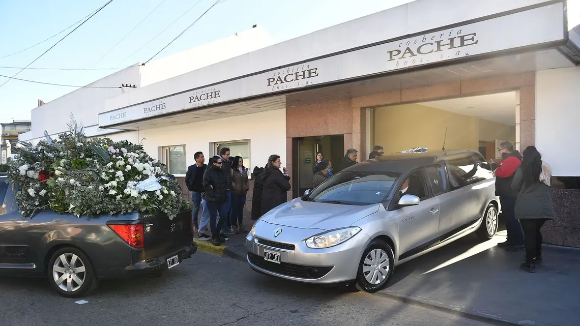 Despidieron los restos del médico asesinado y se entregó otro menor