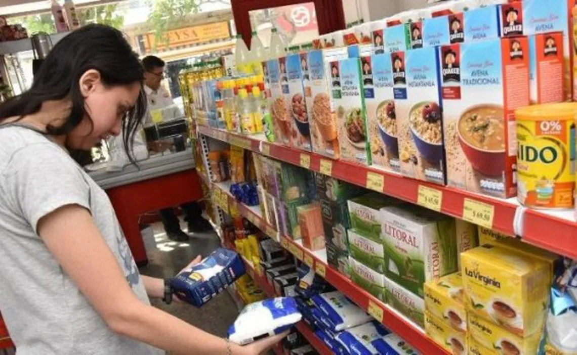 El Gobierno cerró acuerdos de precios con supermercados y laboratorios