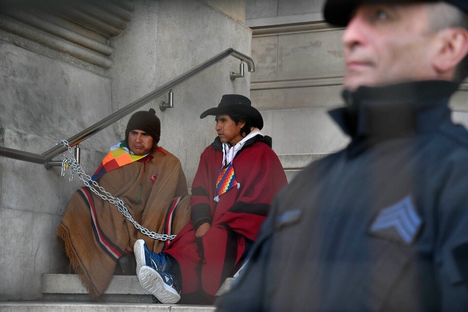 Integrantes del Malón de la Paz se encadenaron en Tribunales